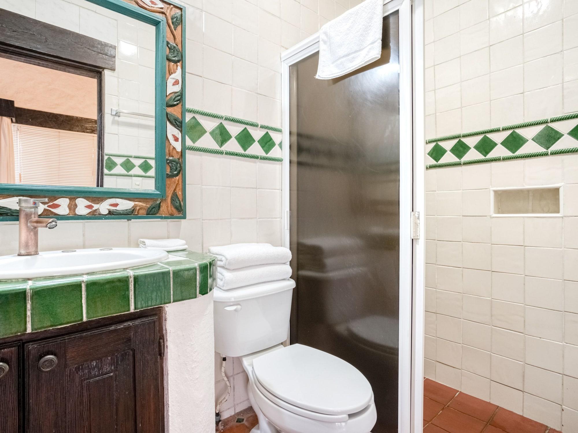 فندق Capital O Mimi Del Mar, بلايا ديل كارمن المظهر الخارجي الصورة Bathroom with shower enclosure