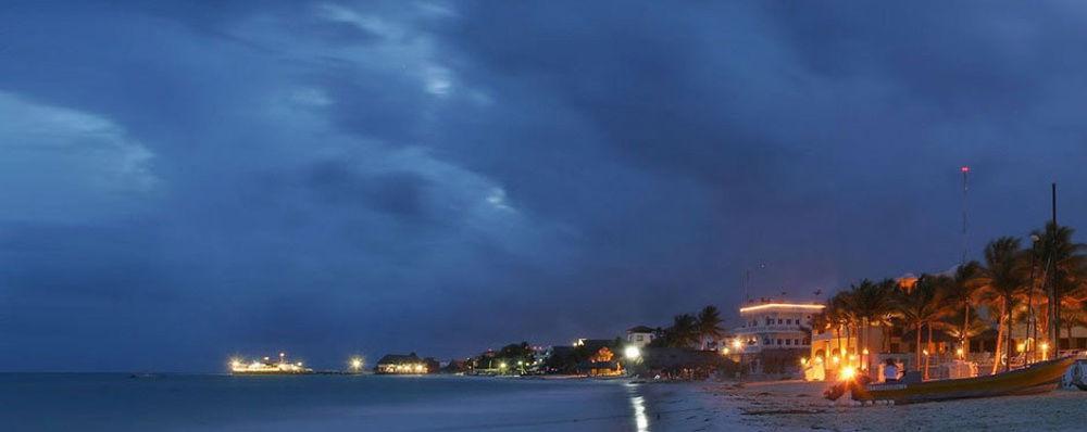 فندق Capital O Mimi Del Mar, بلايا ديل كارمن المظهر الخارجي الصورة Night view of the beach