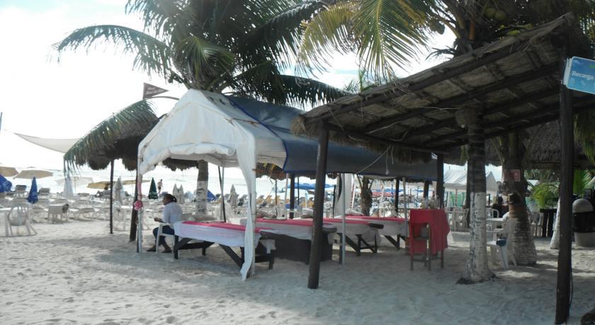 فندق Capital O Mimi Del Mar, بلايا ديل كارمن المظهر الخارجي الصورة A beachside restaurant in Acapulco, Mexico